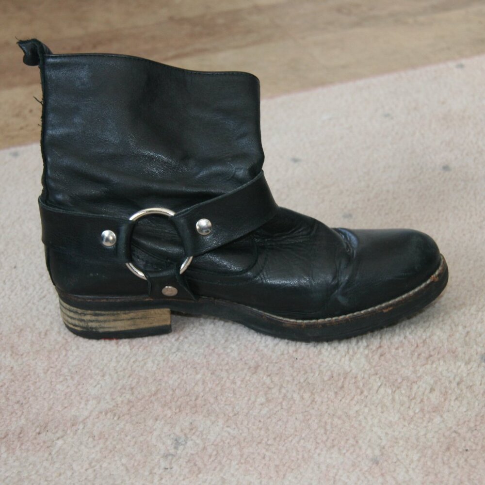 Gorgeous leather studded short harness boot - Picture 2 of 4